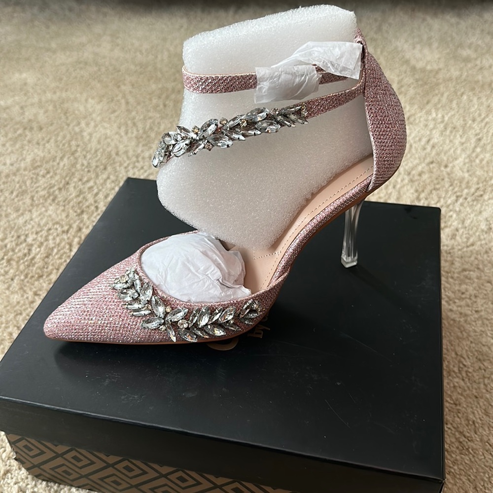 Charles David beautiful ornate shoe for special occasions SZ 8 Never worn